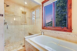 Shower, hair dryer, towels, soap - Lux Cabin - Sauna - Hot tub & Game Room (Breckenridge)