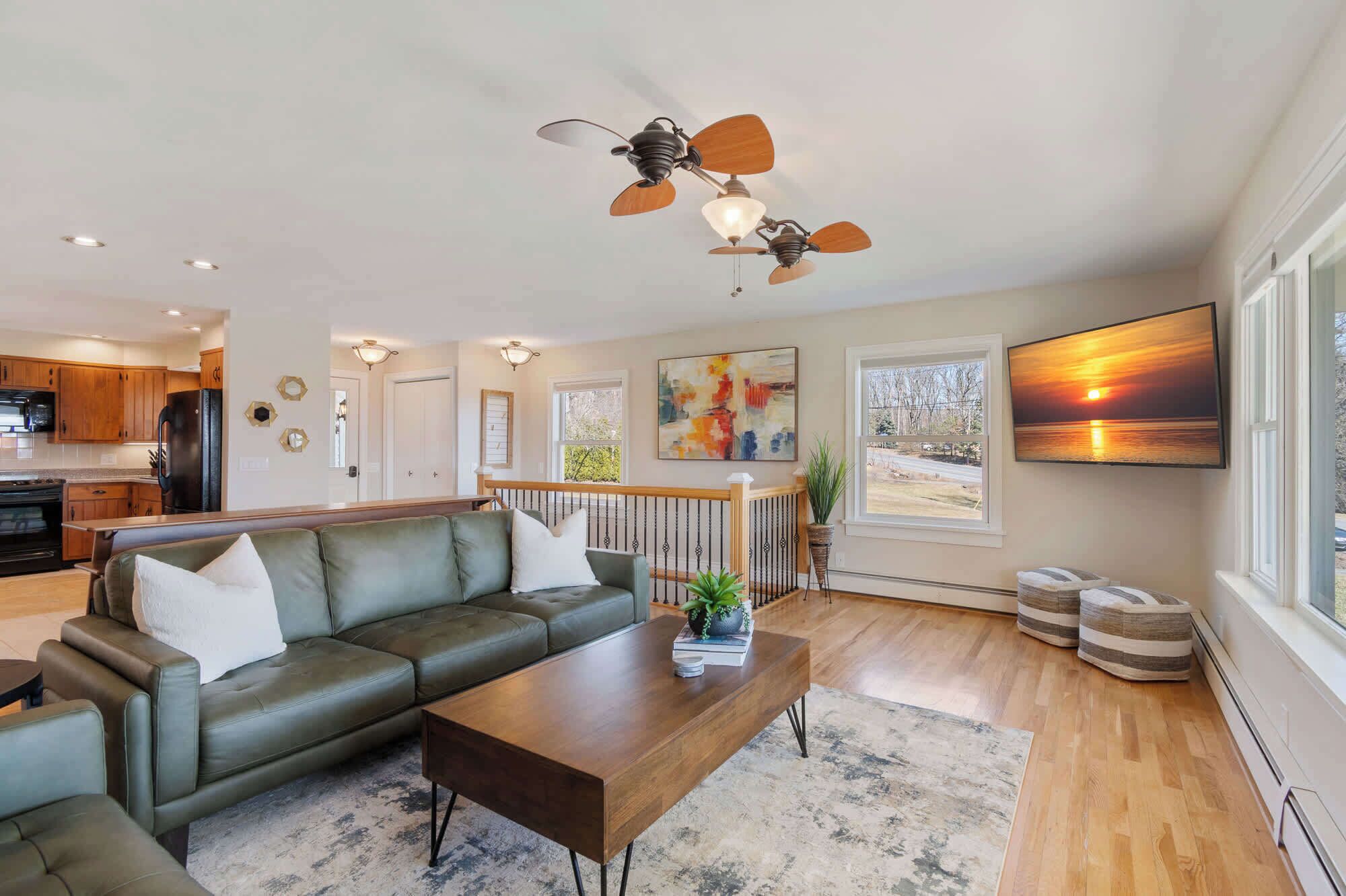 Una televisión, una chimenea, un reproductor estéreo, una oficina