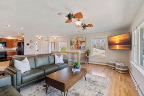 TV, peis, stereoanlegg og kontorer