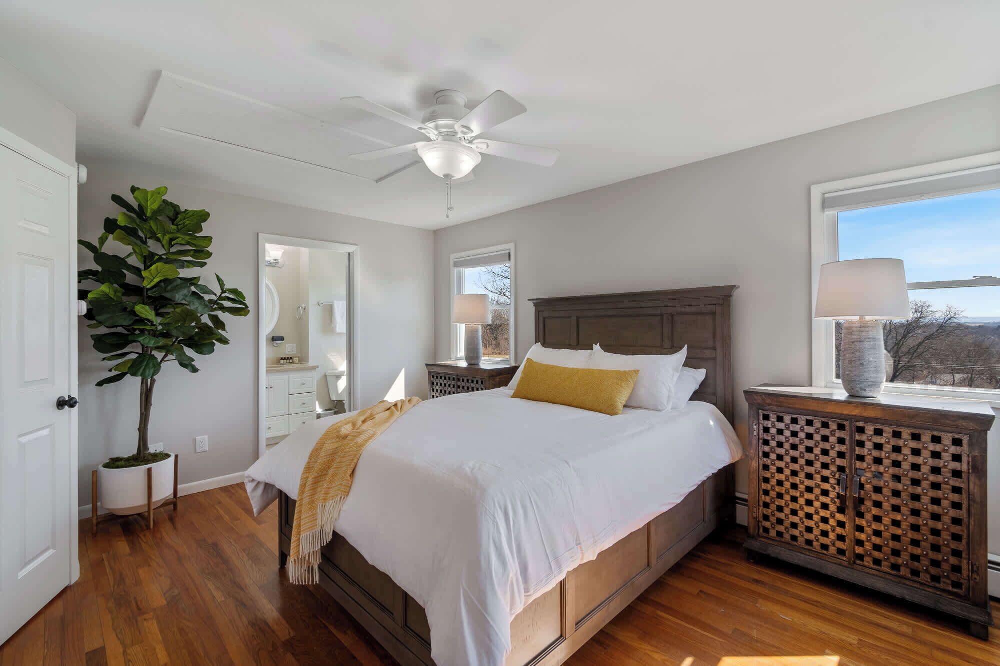 4 soverom, skrivebord, strykejern/-brett og reiseseng for barn