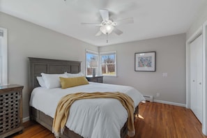 4 bedrooms, desk, iron/ironing board, travel cot - Spacious Keuka Lake Gem, BBQ, Firepit, Gameroom (Penn Yan)