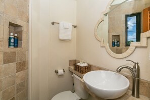 Dusche, Haartrockner, Handtücher, Seife