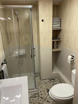 Serviettes fournies, savon, papier toilette