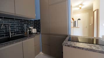 Kühlschrank, Ofen, Kochgeschirr/Geschirr/Besteck