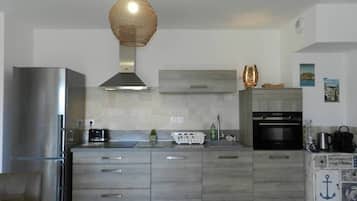 Fridge, oven, dishwasher, cookware/dishes/utensils