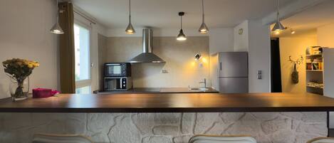 Køleskab, opvaskemaskine, køkkentøj/tallerkener/redskaber