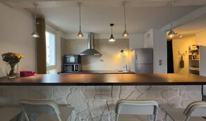 Kylskåp, diskmaskin och grytor/köksredskap