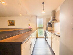 Kylskåp, diskmaskin och grytor/köksredskap