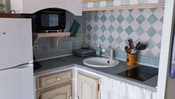 Køleskab, køkkentøj/tallerkener/redskaber