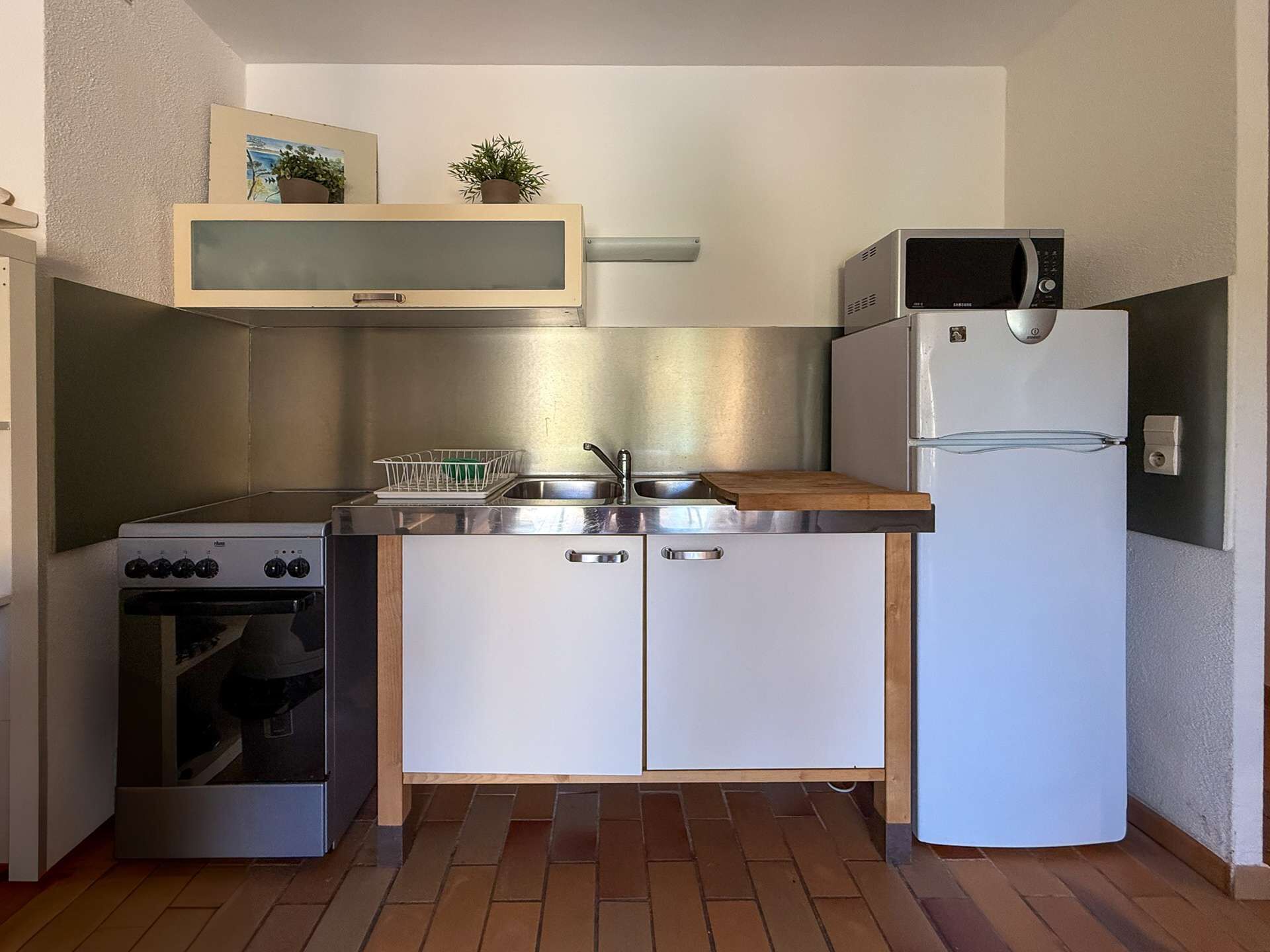 Kjøleskap og kjøkkenutstyr