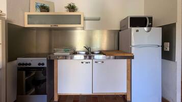 Réfrigérateur, batterie de cuisine, vaisselle et ustensiles