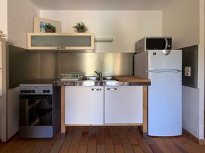 Jääkaappi, keittoastiat/astiat/ruokailuvälineet