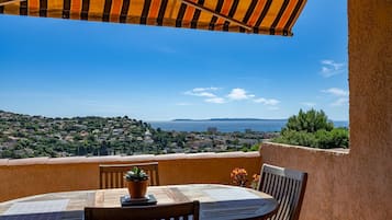 屋外ダイニングエリア