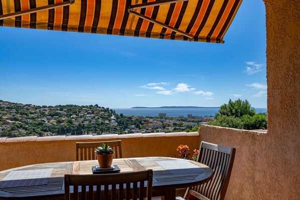 Outdoor dining - T2- Vue mer Idéal pour les familles (BORMES LES MIMOSAS)