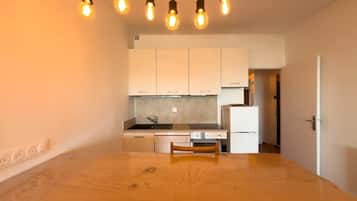 冷蔵庫、調理器具と食器