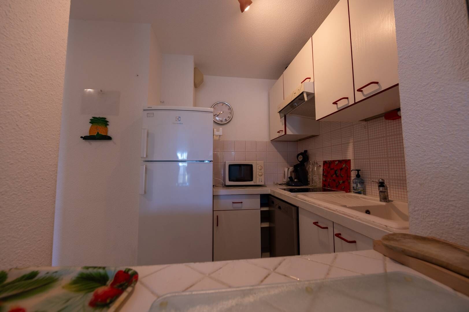 Réfrigérateur, batterie de cuisine, vaisselle et ustensiles