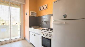 Fridge, cookware/dishes/utensils