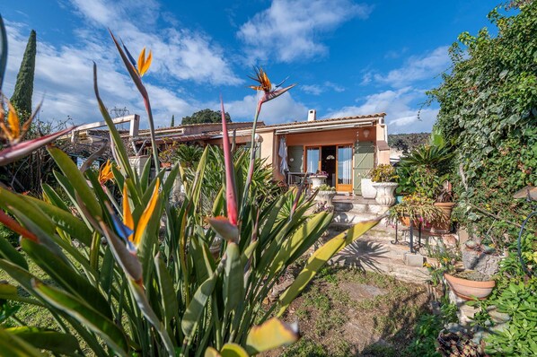 Exterior - Maison climatisée pour 5 personnes , au clame , jardin arboré proche commerces (BORMES LES MIMOSAS)