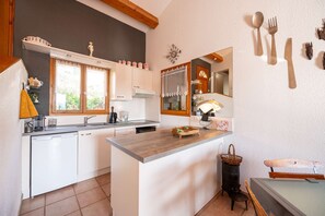 Fridge, oven, dishwasher, cookware/dishes/utensils - Maison climatisée pour 5 personnes , au clame , jardin arboré proche commerces (BORMES LES MIMOSAS)