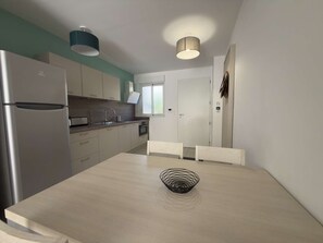 Kühlschrank, Kochgeschirr/Geschirr/Besteck