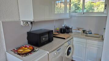 Een koelkast, een microgolfoven, een oven, een kookplaat