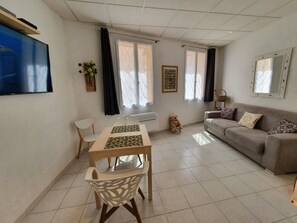 TV, books - Suquet 22 - 2 Rooms, Cannes Historic Area, Quiet, Beach 300m, Parking (Cannes)