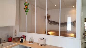 Een koelkast, een magnetron, een oven, een kookplaat