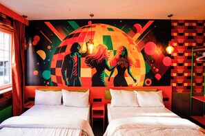 Vierpersoonskamer | Een bureau, een laptopwerkplek, gratis wifi, beddengoed