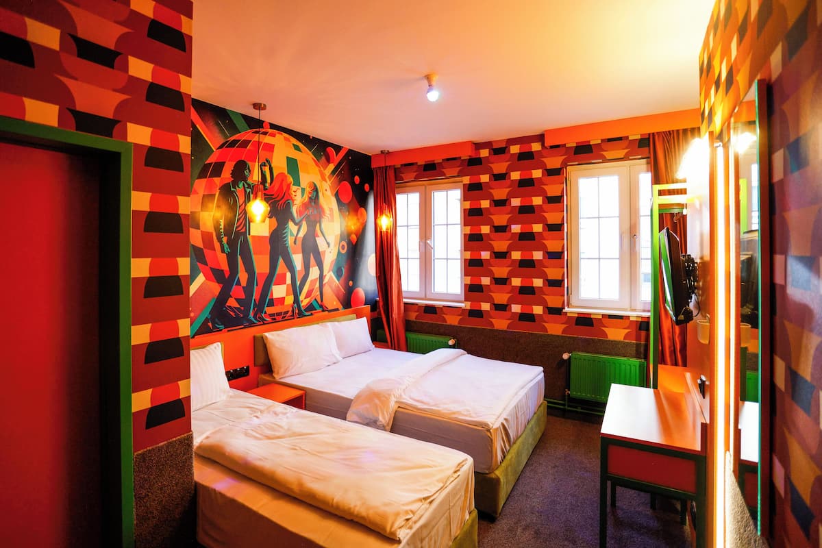 Triple Room | Desk, laptop workspace, free WiFi, bed sheets