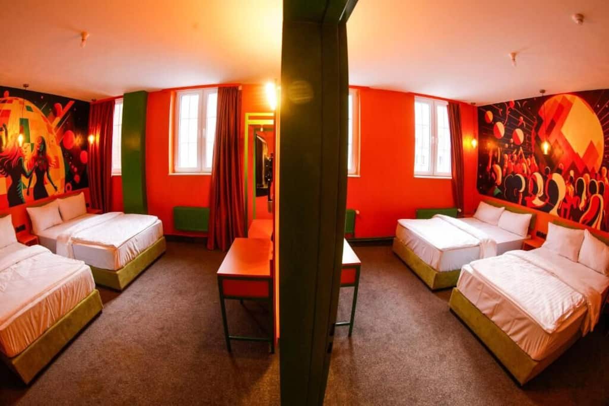 Achtbettzimmer | Desk, laptop workspace, free WiFi, bed sheets
