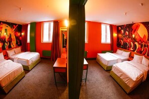 Achtbettzimmer | Desk, laptop workspace, free WiFi, bed sheets - Sleephotels 1970's (Hamburg)