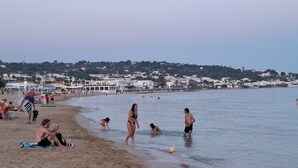 A beach with people sunbathing and swimming. - BUILDING COSI-FORINA (Morciano di Leuca)