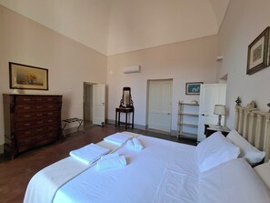 3 habitaciones, escritorio, tabla de planchar con plancha y wifi 