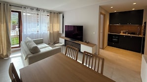 A modern apartment with a living room, dining area, and kitchen. - Superb 6-person T3 apartment close to the slopes (Péone)