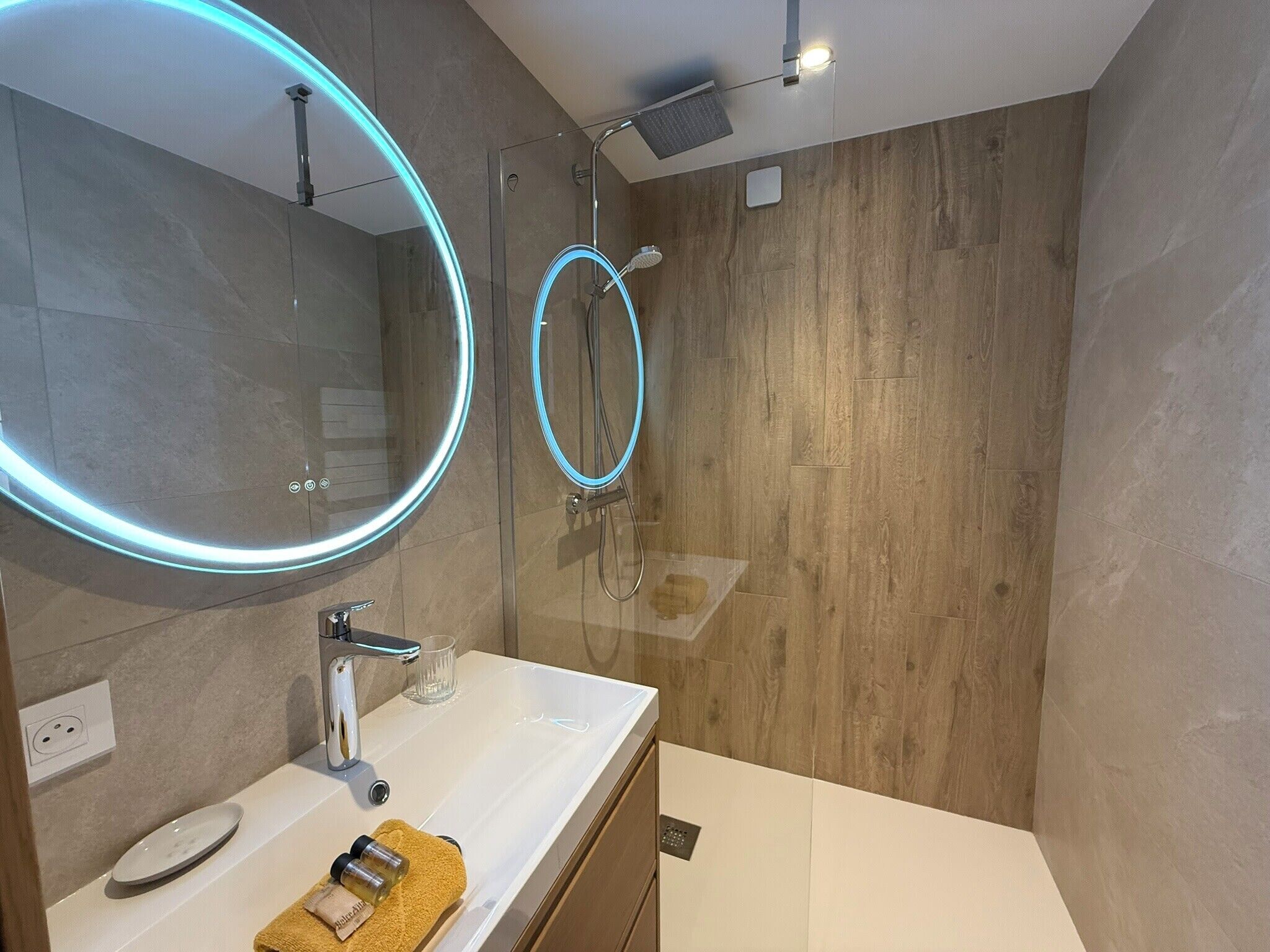 Douche, séchoir à cheveux, serviettes fournies