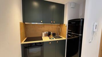 Geladeira, fogão, lava-louças, cafeteira/chaleira