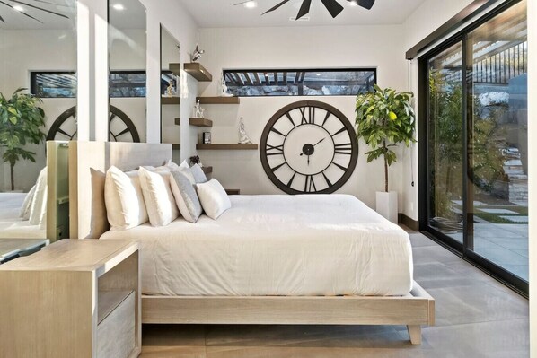 5 bedrooms, desk, iron/ironing board, travel crib