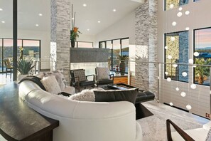 Televisie, een open haard en een stereo