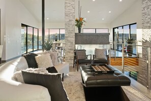 Televisie, een open haard en een stereo