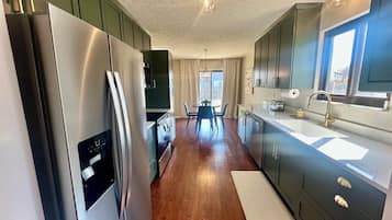 Micro-ondes, four, plaque de cuisson, lave-vaisselle