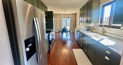 Charming 2-bed House w/ King Bed & Garage in Grove City, Mins from 71 & Columbus