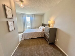 2 habitaciones, tabla de planchar con plancha, wifi y ropa de cama 