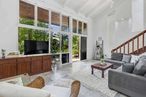 Nirvana—Steps to Four Mile Beach with Shared Pool