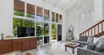 Nirvana—Steps to Four Mile Beach with Shared Pool