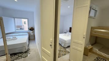 3 slaapkamers, een strijkplank/strijkijzer, gratis wifi, beddengoed