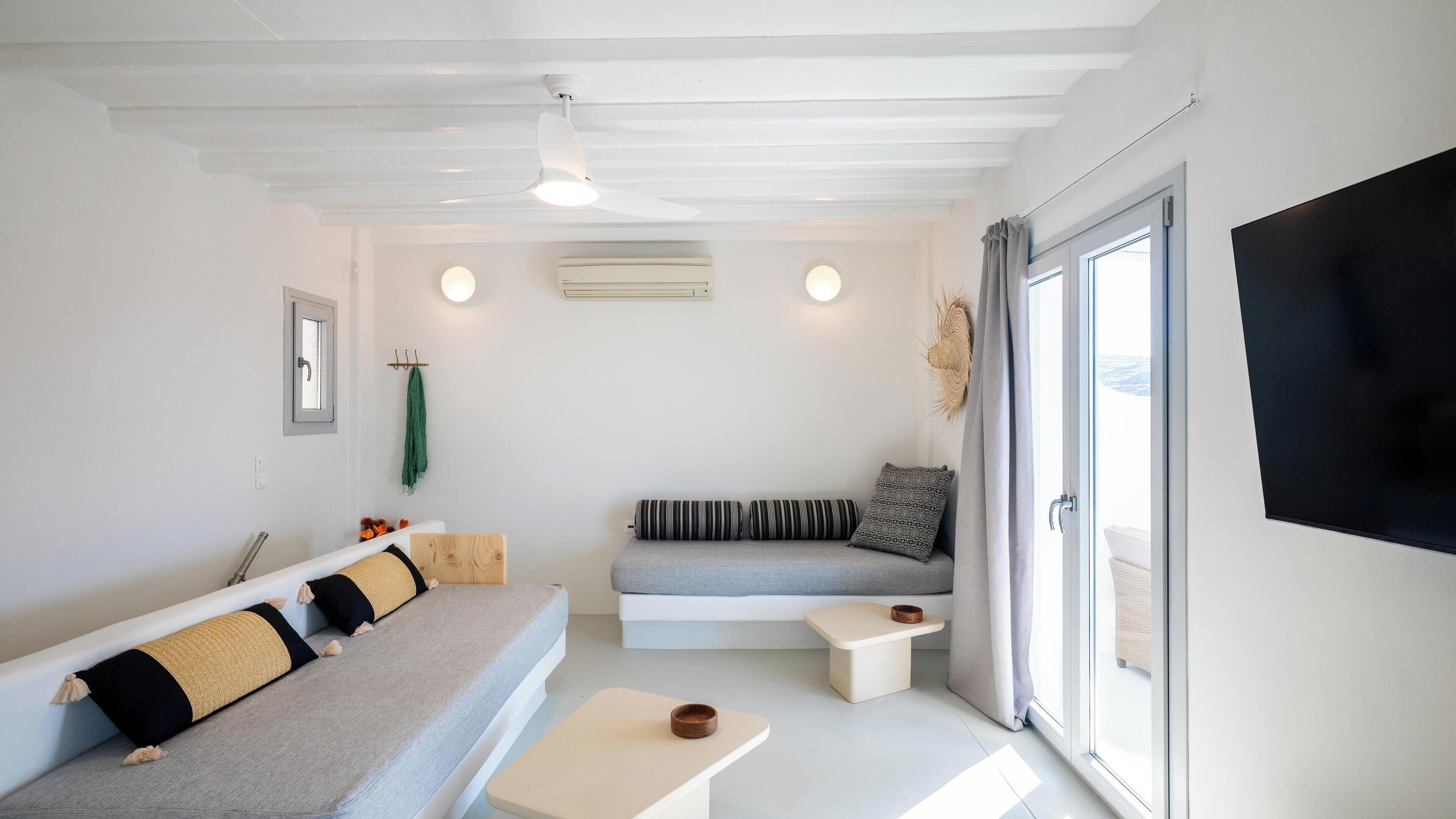 Villa de lujo, vista a la playa | Área de sala de estar | Smart TV de 42 pulgadas con canales digitales 