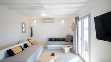 Villa de lujo, vista a la playa | Área de sala de estar | Smart TV de 42 pulgadas con canales digitales
