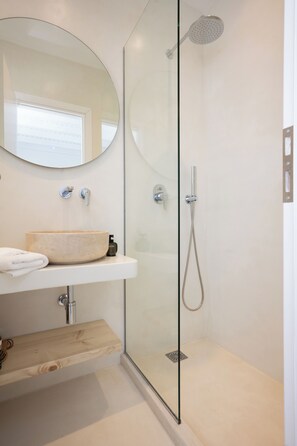 Deluxe Villa, Balcony, Pool View | Bathroom | Shower, rainfall showerhead, hair dryer, slippers