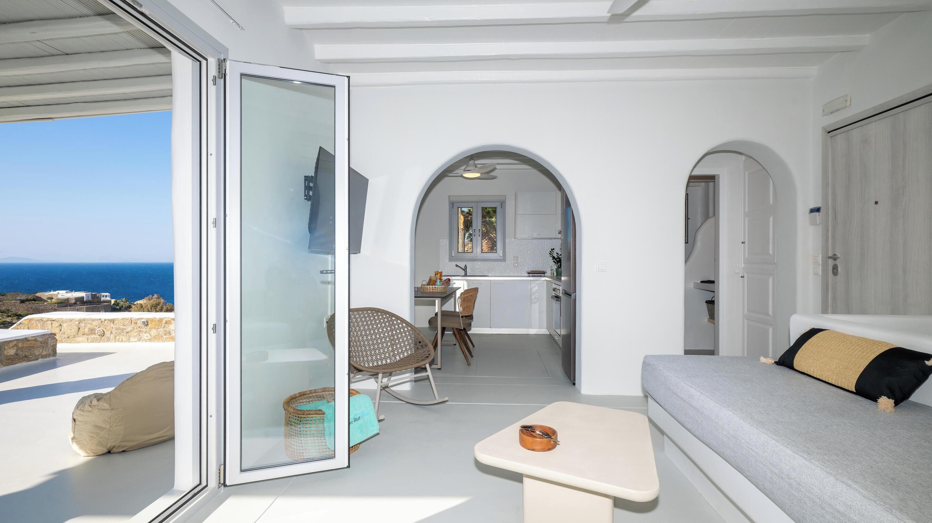 Villa de lujo, vista a la playa | Área de sala de estar | Smart TV de 42 pulgadas con canales digitales 