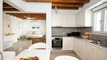 Comfort Villa, Balcony, Pool View | Private kitchen